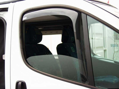 Купить онлайн Ветрозащитный кожух водительской / пассажирской двери для Renault Trafic / Opel Vivaro с 2014 г.